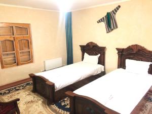 布哈拉Ali Nur的客房设有两张床和窗户。