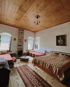 佩尔梅特裴曼传统旅馆的一间大卧室,配有一张床和一张沙发