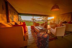 Musiara CampsiteKandili Camp的带沙发和桌子的客厅