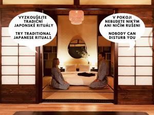 布尔诺OROOM Japan - Role Play For Couples in BRNO的两个人坐在房间里的床边