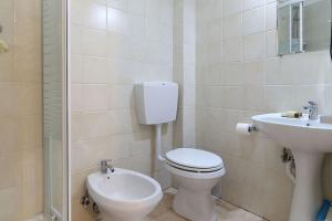 佛罗伦萨米娅宫旅馆的一间带卫生间和水槽的浴室