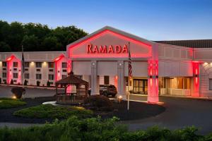 艾伦镇Ramada by Wyndham Allentown Bethlehem的前面有一个红色标志的酒店