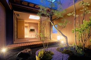 京都GOZAN HOTEL & SERVICED APARTMENT Higashiyama Sanjo的一间晚上带日式花园的房子