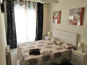 托里代巴拉Precioso apartamento de lujo的卧室配有白色的床和窗户。