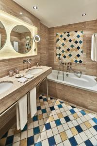 马斯帕洛马斯海滨棕榈滩酒店的浴室配有2个盥洗盆和1个浴缸。