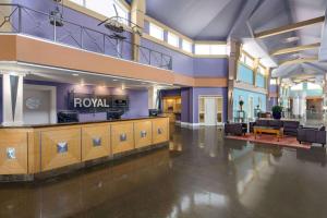 勒杜克Royal Hotel Edmonton Airport Trademark Collection By Wyndham的墙上挂有皇室标志的酒店大厅