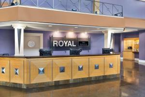 勒杜克Royal Hotel Edmonton Airport Trademark Collection By Wyndham的墙上挂有皇室标志的酒店大厅