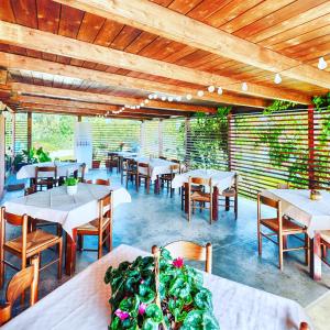 伊格莱西亚斯帕拉迪索二世农庄的用餐室设有桌椅和木制天花板