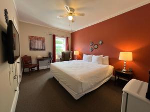 布雷斯布里奇Inn at the Falls的卧室配有白色的床和红色的墙壁
