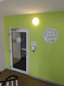 慕尼黑PM旅舍的一间设有一面绿色墙壁和镜子的客房