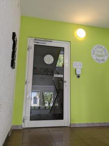 慕尼黑PM旅舍的绿墙房间的门