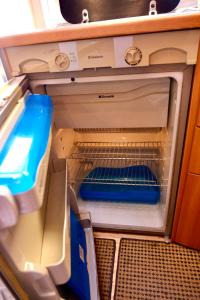 NesetB&B KNARDAL SPA的有一个蓝色的开放式烤箱