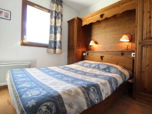 欧苏瓦Appartement Aussois, 3 pièces, 6 personnes - FR-1-508-30的一间卧室配有一张木墙床