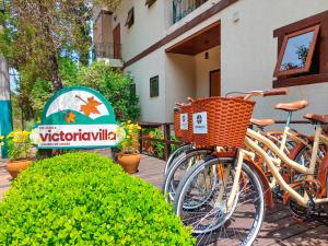 坎波斯杜若尔当Pousada Victoria Villa By Nacional Inn的停在大楼前的一群自行车