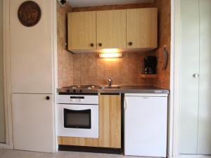 兰斯勒维拉德Appartement Lanslevillard, 2 pièces, 4 personnes - FR-1-508-209的厨房配有白色炉灶和水槽