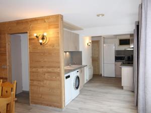 欧苏瓦Appartement Aussois, 4 pièces, 8 personnes - FR-1-508-221的一间厨房,在房间内配有洗衣机和烘干机