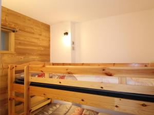 欧苏瓦Appartement Aussois, 4 pièces, 8 personnes - FR-1-508-221的木墙客房内的一张大型木床