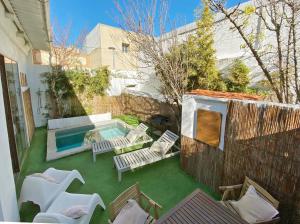 巴塞罗那Casa Lavander的后院设有游泳池、椅子和围栏