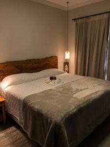 里贝朗克拉鲁Pousada Villa Paraizo的一间卧室,配有一张带鲜花的床