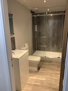 绍斯韦尔RECENTLY RENOVATED property in the heart of Southwell的浴室配有卫生间、盥洗盆和淋浴。