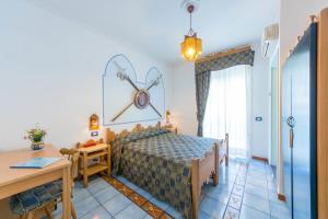 马奥莱Rooms B&B Albergo Riviera的一间卧室配有一张床和一张桌子