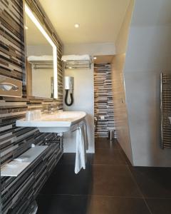 巴黎大学酒店的一间带水槽和镜子的浴室