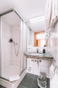 萨斯费Hotel Les Amis的带淋浴和盥洗盆的浴室