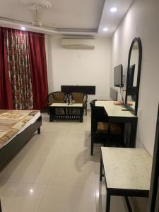 JagādhriHotel Raman's的客房设有床、桌子和镜子