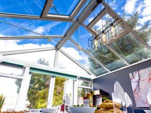 布里斯托Stunning House Free Parking Garden WiFi的窗户的玻璃天花板