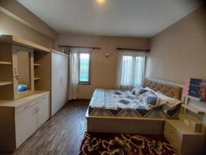 帕坦Nepal christian guest house的一间小卧室,配有床和窗户