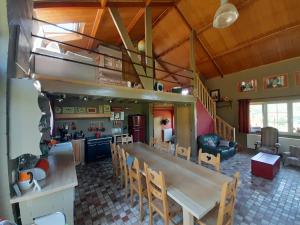 斯图蒙Au Bout du Village的厨房以及带桌椅的用餐室。
