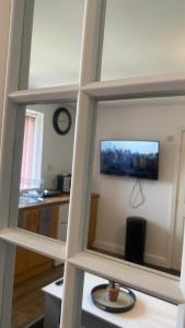 哈德斯菲尔德Bv Cosy Studio Eleven At Deighton Huddersfield的享有带镜子电视的客厅的景色