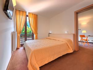 佛加里达阿拉斯加酒店的酒店客房设有一张床和一个阳台。
