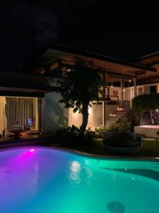 塞米亚克巴厘岛之吻别墅的夜间游泳池与房子