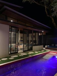 塞米亚克巴厘岛之吻别墅的夜间在房子前面的游泳池