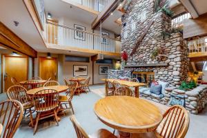 阿斯潘Aspen Mountain Lodge 402的一间带桌椅和石墙的餐厅
