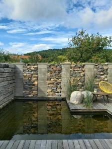 波切尼斯VIGEO lounge b&b coffee的池塘,池塘,长凳,石墙
