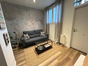 拉萨尔特Apartamento Donosti Aldea的客厅配有沙发和桌子