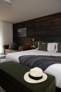 塔南达Barossa Weintal Hotel的酒店客房,配有一张带帽子的长凳床