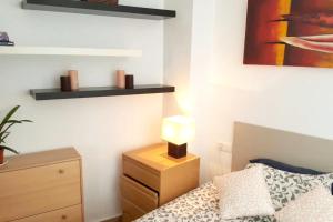 卡萨拉博内拉One bedroom appartement with wifi at Casarabonela的一间卧室,配有一张床和床头灯