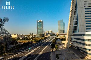 巴库Avenue Hotel Baku by Smart的享有城市高楼和街道的景色