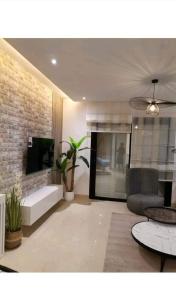 苏塞Superbe Appartement kantaoui sousse的带沙发和电视的客厅