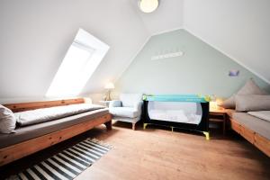 万根沃格Haus Blümlein Wangerooge的阁楼间 - 带2张床和1张沙发