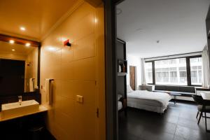 贝鲁特Hamra Urban Gardens的客房内的浴室设有床和水槽