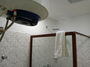 楠普拉RESIDENCIAL AFRICA,LDA-NAMPULA的一间带毛巾和灯淋浴的浴室