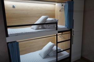 乌兰巴托HostelOne的一间房间,设有三张双层床