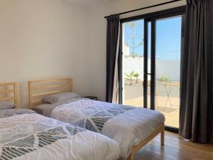 El CuchilloVilla Chona的卧室设有两张床,享有海滩美景