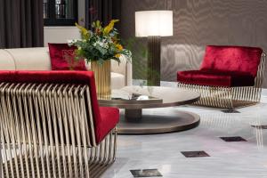 卡拉马塔Grand Hotel Kalamata的客厅配有两把椅子和一张桌子
