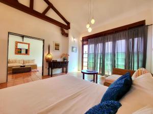 乔治市东印度群岛大厦旅馆的一间带大床的卧室和一间客厅