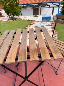 雷根古什-迪蒙萨拉什Casa da Eira的一张坐在庭院的木餐桌